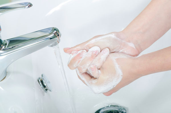  למניעת הדבקה iשטפו ידיים בקפידה ולעתים תכופות במים ובסבון (צילום: thinkstock)