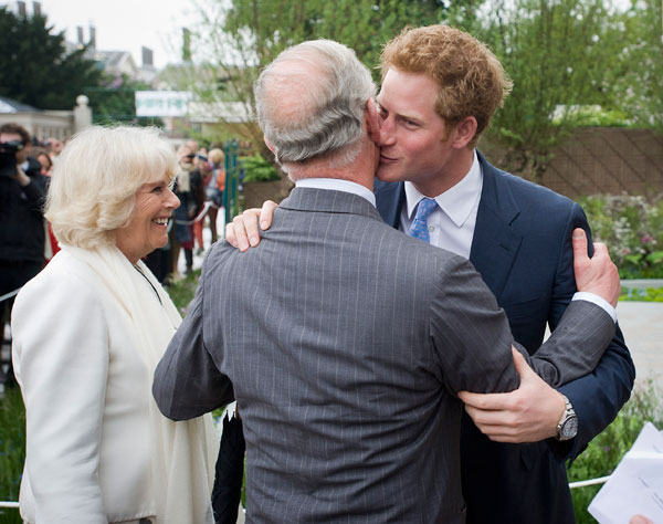 התמוטטות עצבים. הנסיך הארי עם אביו צ'רלס ואשתו קמילה (צילום: gettyimages)