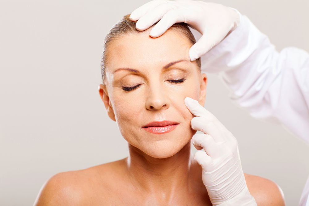 השיטה שפיתח ד"ר רובינפור מיועדת לנשים בגילאים 40 עד 55, המעוניינות בשיפור מיידי של מראה עור הפנים, ללא אישפוז וללא תקופת החלמה ממושכת (צילם: thinkstock)