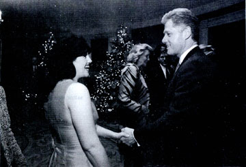 עשה או לא עשה? ביל קלינטון פוגש לראשונה את מוניקה לוינסקי בבית הלבן (צילום: gettyimages)