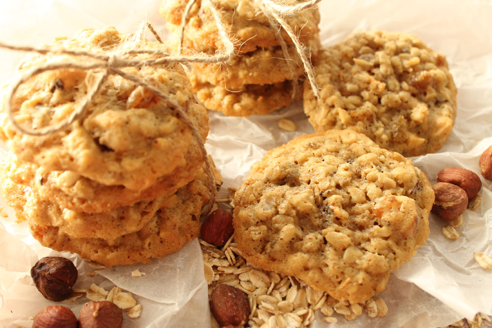 עוגיות שיבולת שועל עם אגוזי לוז וצימוקים (צילום: אורלי חרמש)