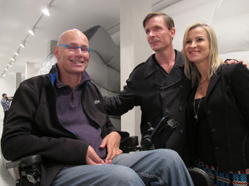 אדריכל דוד כהנא (משמאל), אשתו ושוודר. כיסאות גלגלים נלקחו בחשבון (צילום: מיכאל יעקובסון)