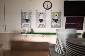 בחדר האוכל, הנחיות בטיחות שעיצבו סטודנטים משנקר (צילום: דור נבו)