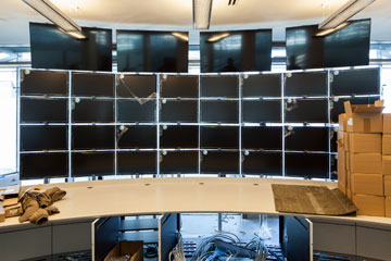 מסירים את הניילונים מהמחשבים בחדר המבצעים, קומה 7 (צילום: טל ניסים)