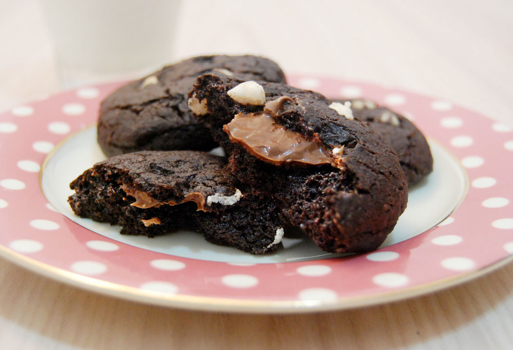 אל תתנו להן לשלוט בכם. עוגיות שוקולד צ'יפס במילוי נוטלה (צילום: רחלי קרוט)