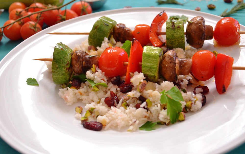 שיפודי ירקות מונחים על אורז מתוק עם חמוציות ופיסטוקים (צילום: חני הראל)