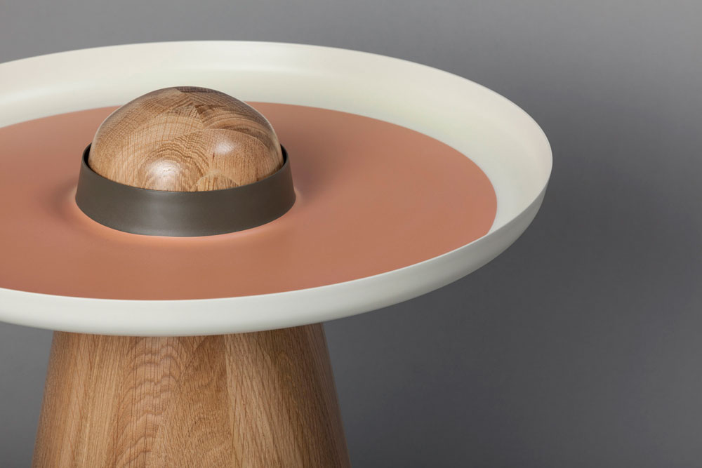 ''SOMBRA'' של ענבל כהנר עוצב בהשראת כובע הסומבררו: רגל השולחן המתעגלת בראשה עשויה מעץ אלון מלא, ועליה מתלבש מגש אלומיניום נשלף, צבוע בצבעים אפוקסיים (צילום: עידו אדן)