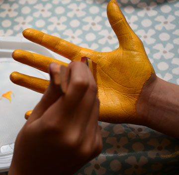  מורחים את הצבע הנבחר על כפות הידיים (צילום: אביבית ירקוני-כהן )