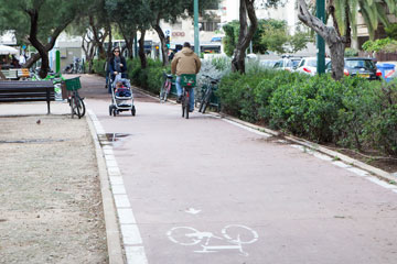 מה משמעותו של ''שביל האופניים'' במצב כזה? (צילום: אביעד בר נס)