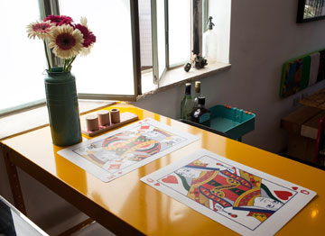 השולחן במטבח: פח שנבצע בצהוב (צילום: יוראי לברמן)