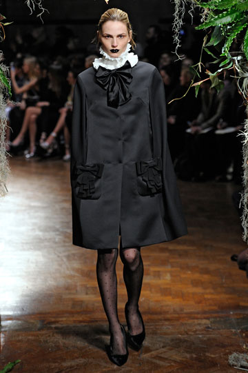 חותמת את שבוע האופנה לונדון: אנדריאה פג'יק בתצוגה של ג'ילס דיקון (צילום: gettyimages)