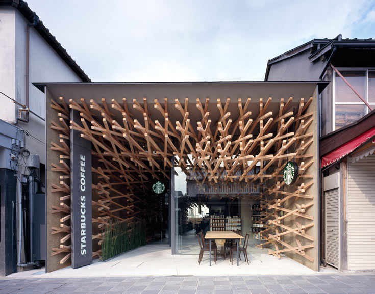הזמנה לארכיטקטורה: פיסות העץ המשולבות מתחילות כבר בכניסה לחנות, הסמוכה לאחד המקדשים החשובים ביפן (צילום: MASAO  NISHIKAWA)