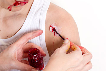 מורחים "דם" (צילום: אלון קירה, ביה''ס לצילום)