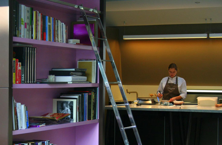 מעל משרדו של ארמה הופכים את הדמיון שלו למציאות. המטבח ב"בית ארמה" (צילום: שרון היינריך)