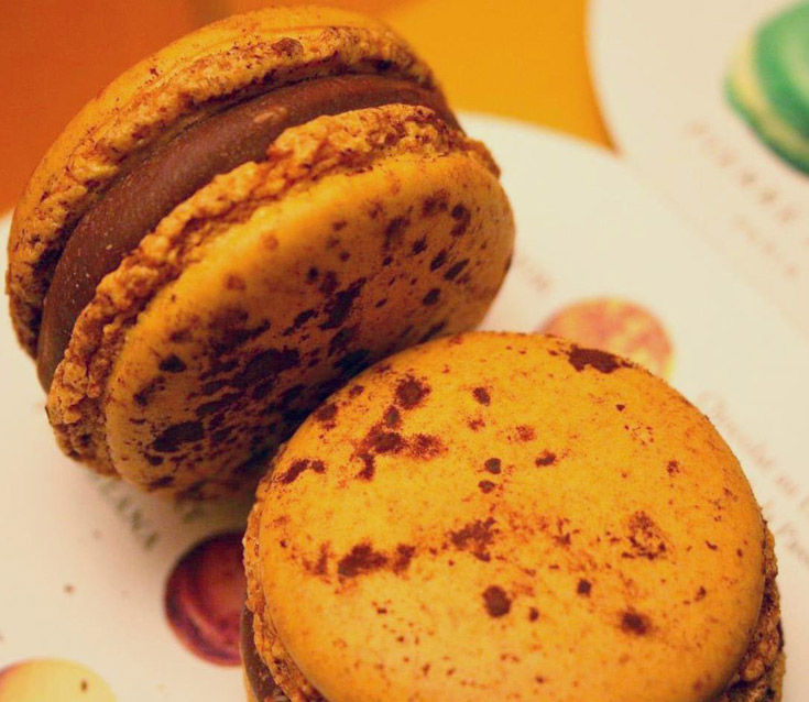 מוגדור - מקרונים במילוי שוקולד חלב ופסיפלורה  (צילום: שרון היינריך)