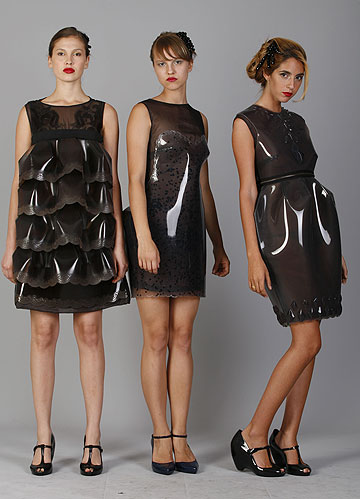 פרויקט הגמר של שרון טל. שמלות מיציקות פלסטיק שקושטו בסגנון רוקוקו (צילום: סשה פליט)