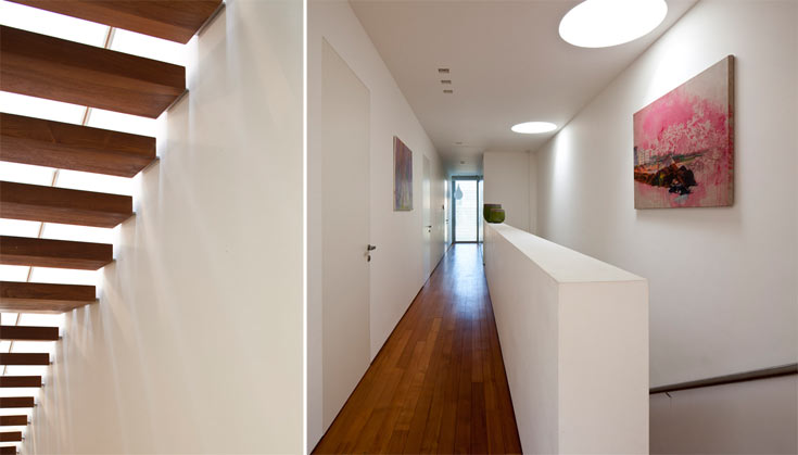 גרם המדרגות מואר מלמעלה, באמצעות שני חלונות שנפערו בתקרה. מימין: מסדרון קומת חדרי השינה והעבודה (צילום: עמית גרון )