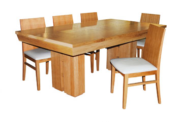 שולחן אוכל ושישה כסאות ב-6,990 במקום 11,495 שקלים ב''שמרת הזורע'' (צילום: עדי מזן)