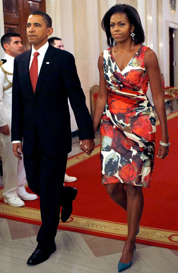 אובמה מתאימה את השמלה לשטיח האדום (צילום: gettyimages)