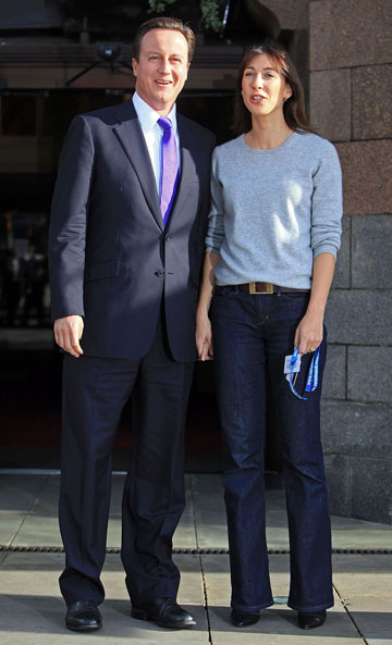 סמנתה ודיוויד קמרון. לובשת את המכנסיים (צילום: gettyimages)