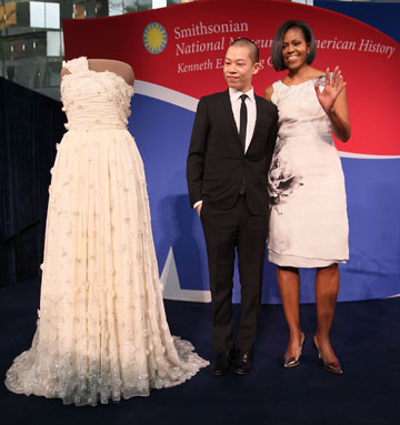 אובמה עם מעצב האופנה ג'ייסון וו והשמלה שיצר לה  (צילום: gettyimages)