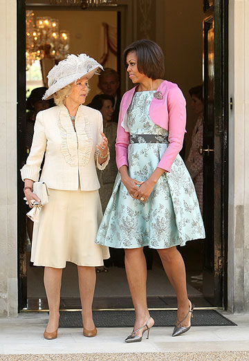 אובמה עם קמילה, הדוכסית מקורנוול. אל תקחי ממנה טיפים לגבי כובעים! (צילום: gettyimages)