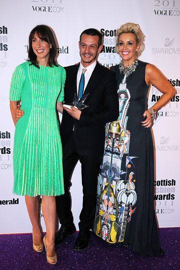קמרון עם מעצב האופנה ג'ונתן סונדרס ומייסדת פרסי האופנה של סקוטלנד טסה הרטמן (צילום: gettyimages)