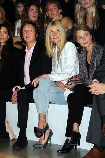 מימין: שרלוט רמפלינג, גווינת' פאלטרו ופול מקרטני בשורה הראשונה בתצוגת האופנה של סטלה מקרטני (צילום: gettyimages)