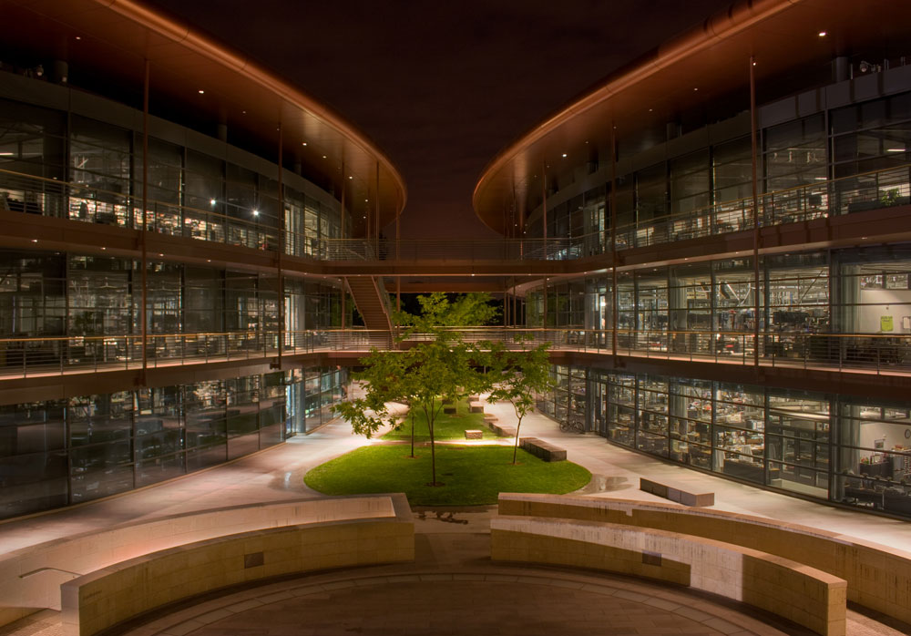 השראה לבניין החדש נמצאת בפרויקט קודם של נורמן פוסטר: בניין קלארק באוניברסיטת סטנפורד, קליפורניה. המשרד מאמין באינטראקציה, לא בהתחפרות (צילום: Justin Lebar, cc)