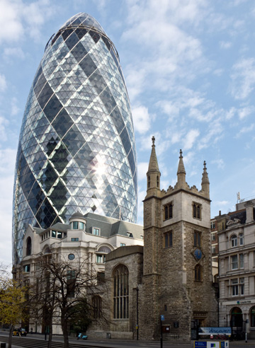 מגדל ''המלפפון'' בלונדון. הולכת על מגדלים (צילום: Kadellar, cc)