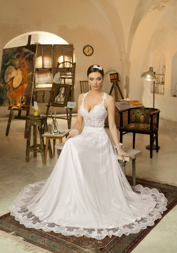 שמלות הכלה של נעמה וענת. על כל שמלה שתימכר מקולקציית 2013, יעבירו המעצבות 700 שקל לאלו"ט (צילום: יקי הלפרין)