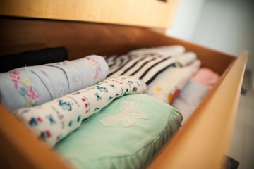 סידור בגדים בשידה שונה מסידור בארון רגיל (צילום: אסף ברגרבסט)