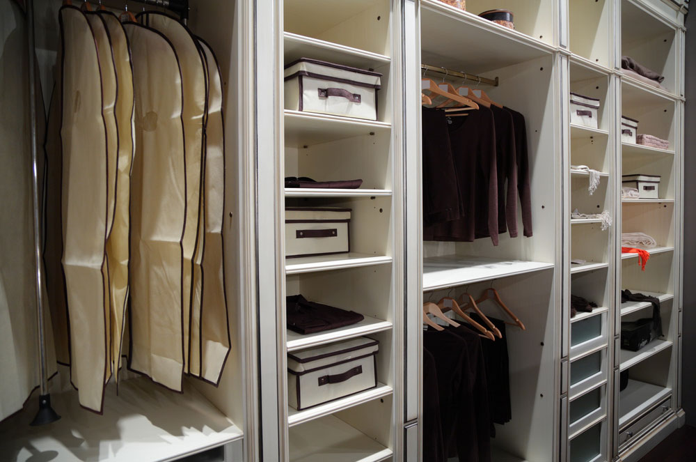 ארון למופת. הפרדה נכונה בין הבגדים, סידור בקטגוריות וניצול מלוא הגובה של הארון (צילום: shutterstock)