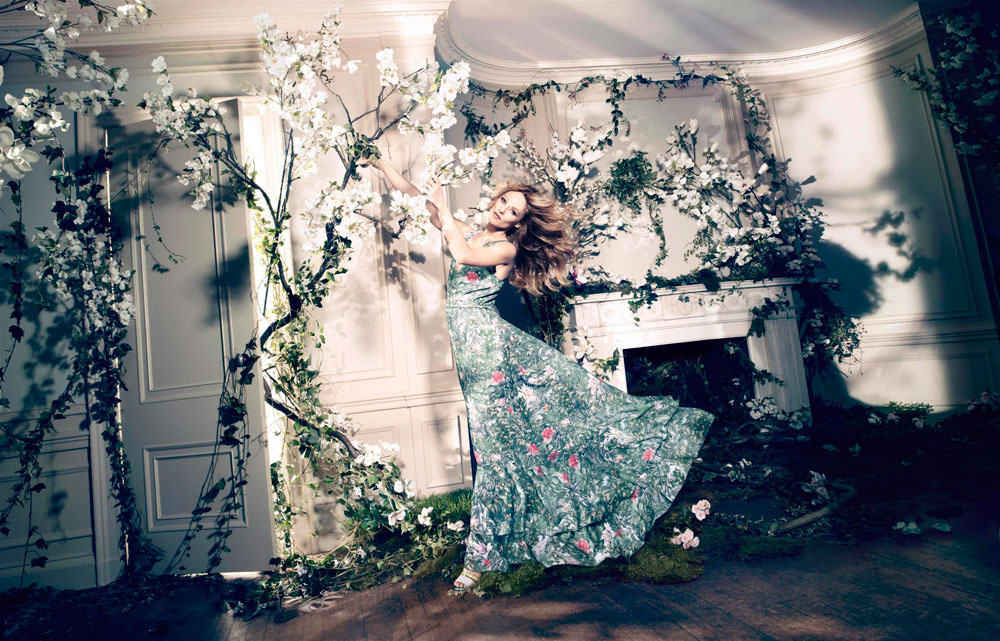 ונסה פאראדי ל-H&M. האביב מביא איתו שלל שמלות חדשות ומסוגננות (צילום: קמילה אקרנס)
