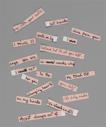 מתוך התערוכה. מילות מפתח ששורבטו על פתקים וחיכו להזדמנות להשתבץ בשיר חדש (צילום: VA Images)