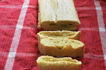 לחם עם חרדל ופרמז'ן (צילום: אבירם פלג )