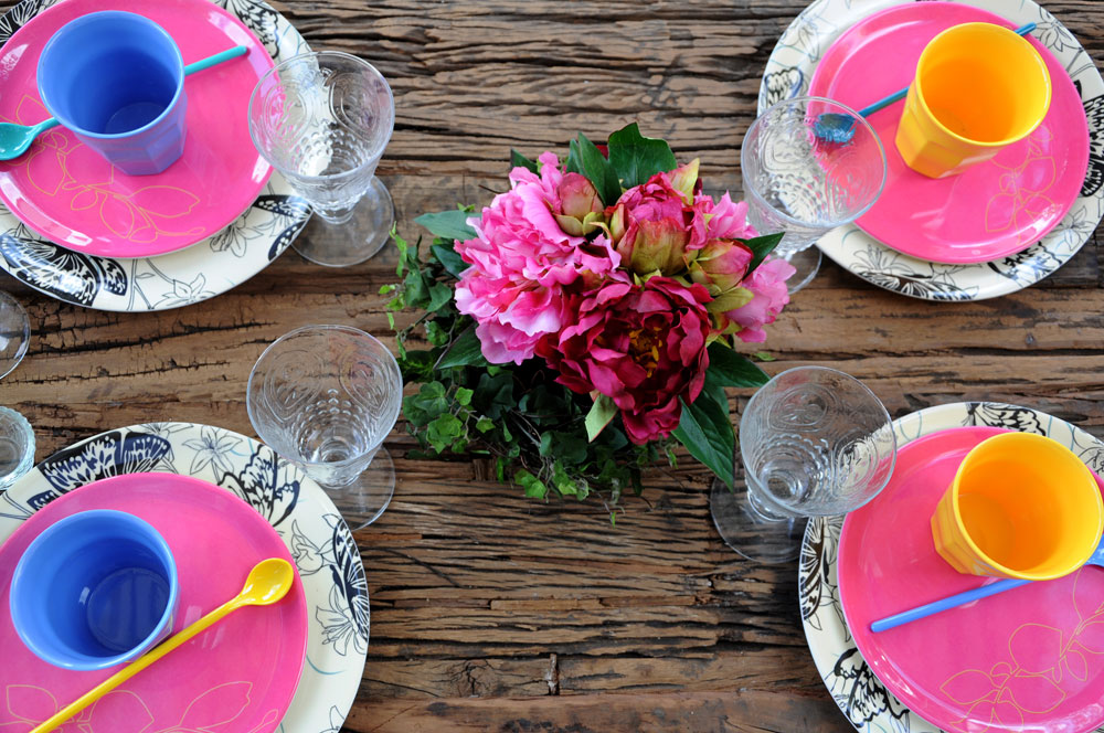 השולחן הצבעוני. קיסוס ירוק ובוקט של ורדים בצבעים שונים (צילום: ליבת רות)