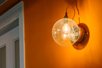 מנורת קיר במסדרון (''יאיר דורם'') (צילום: Hadrien Daudet)