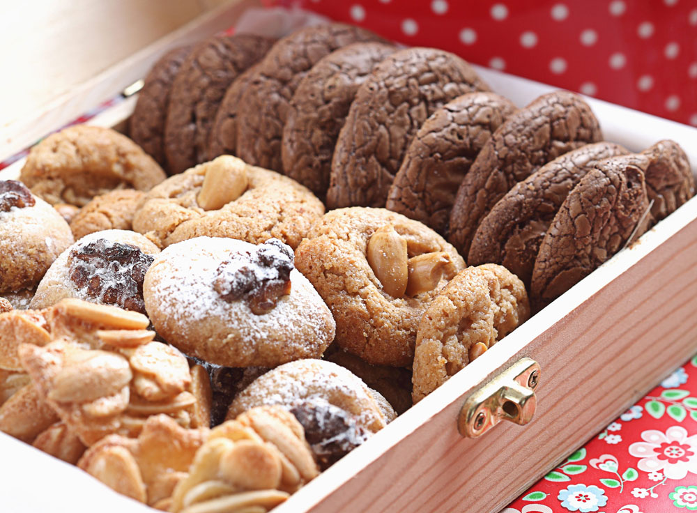 מימין: עוגיות שוקולד, בוטנים, אגוזים ושקדים (צילום: כפיר חרבי, סגנון: עמית דהאן)