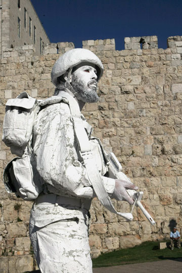 פרפורמנס סיזיפי. החייל הלבן (צילום: אלכס קולומויסקי)