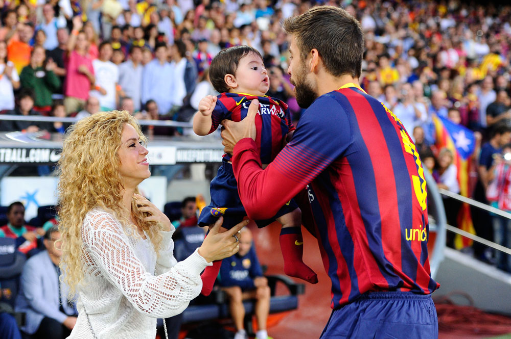 משחק פחות טוב בגללה? ג'רארד פיקה במדי ברצלונה יחד עם שאקירה ובנם המשותף, מילאן (צילום: gettyimages)