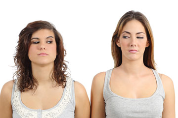 נשים נמנעות לרוב מעימותים פיזיים ומעדיפות להסתמך על אגרסיה מוסווית  (צילום: shutterstock)