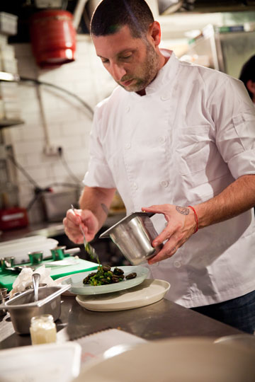 שף אסף גרניט, במטבח שלו מרבין בשמחה (צילום: יעל אילן)