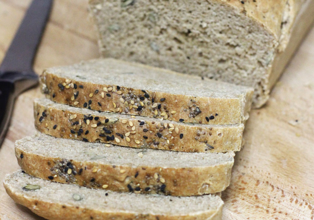 לחם כוסמין עם זרעי צ'יה ושומשום מלא ושחור (צילום: אבי-ז'אן לוי)