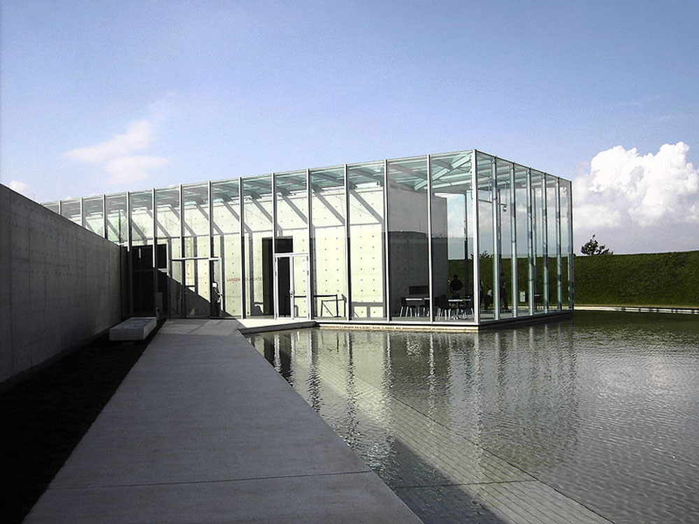 מוזיאון קרן לאנגן, ניאוס, גרמניה. קוביית בטון בין כרי דשא לאגמי מים (צילום: Jo Perlblau , cc)