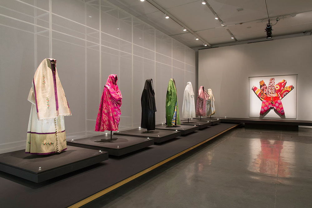 שפת הלבוש - Dress Codes. למעלה מ-100 פריטי לבוש ואביזרים שאצרה אפרת אסף-שפירא (צילום: מאורו מליאני)