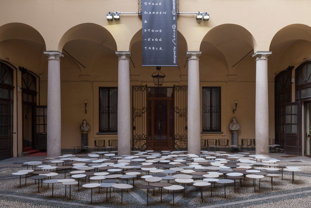 אבן קיסר משכילה לשתף פעולה מדי שנה עם מעצב בינלאומי אחר, כדי להציב עצמה על מפת העיצוב והתקשורת הבינלאומית. כך נראה המיצג של אוקי סאטו (Nendo) במילאנו ב-2013