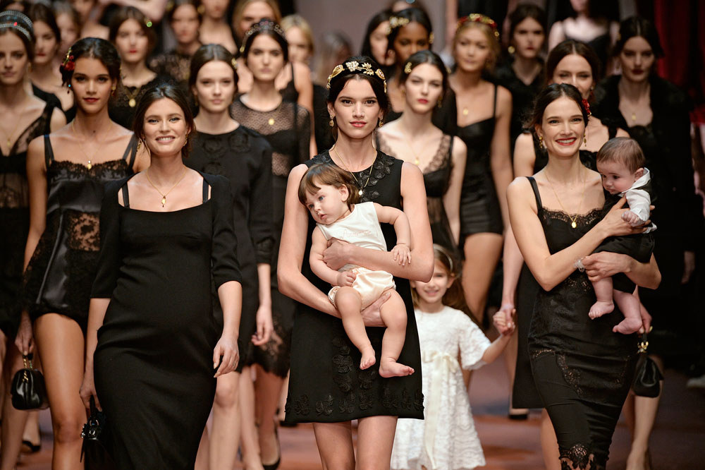 הו מאמא! דוגמניות עם תינוקות בתצוגת האופנה של דולצ'ה & גבאנה (צילום: gettyimages)
