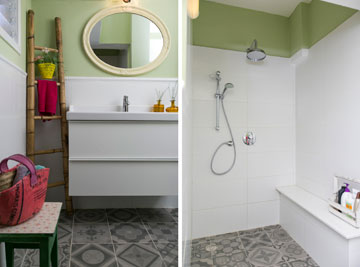חדר הרחצה: מקלחון עם ספסל במקום אמבטיה, אריחים מעוטרים וצבע במקום קרמיקה בגוון בז' (צילום: שירן כרמל)