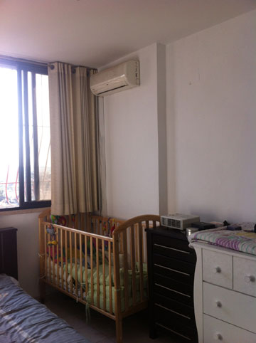 "לפני": חדר הורים עם מיטת תינוק (צילום: שירן כרמל)